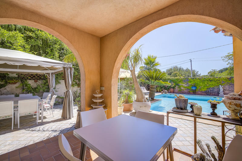 Villa - 214 m² - 6 pièces