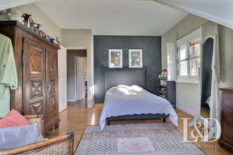 Maison - 303 m² - 10 pièces