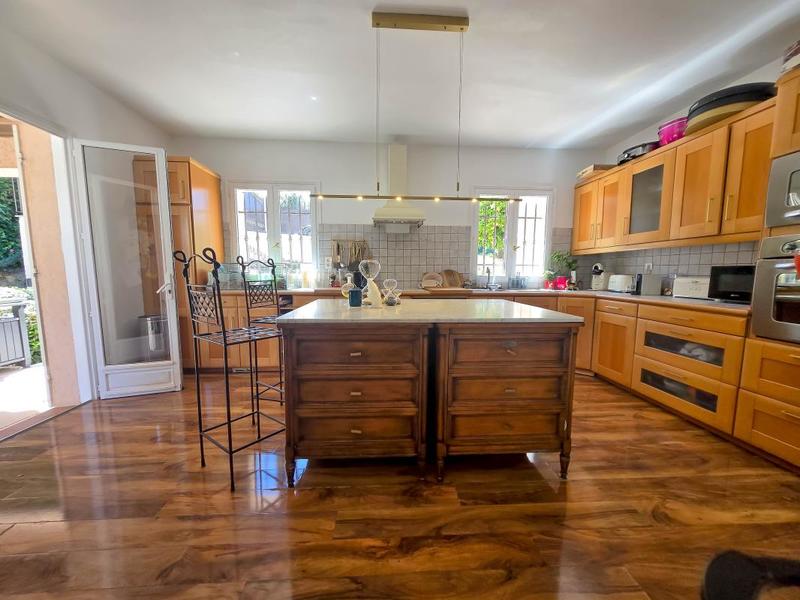 Villa - 329 m² - 6 pièces