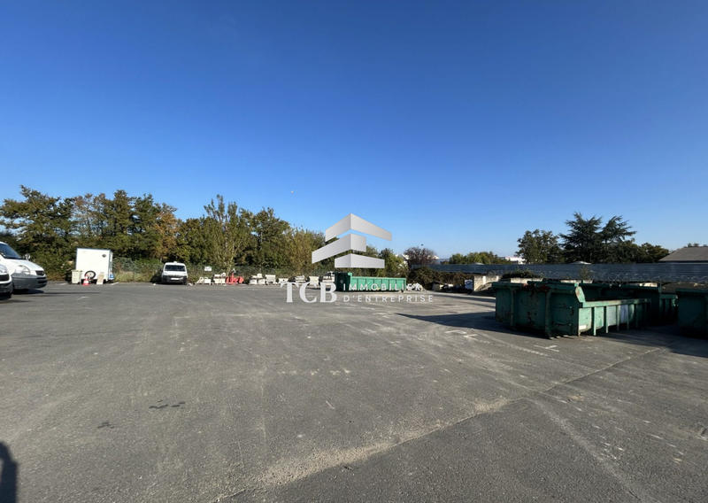 Local d'activités - 607 m²