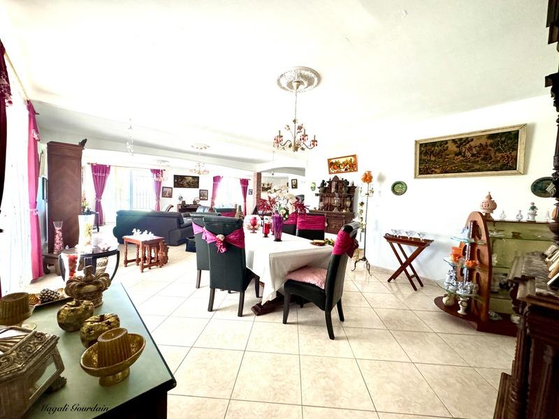 Maison - 362 m² - 8 pièces