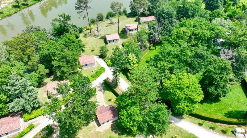 Local commercial - 1 200 m² - 20 pièces