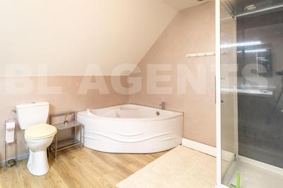 Maison traditionnelle - 264 m² - 8 pièces