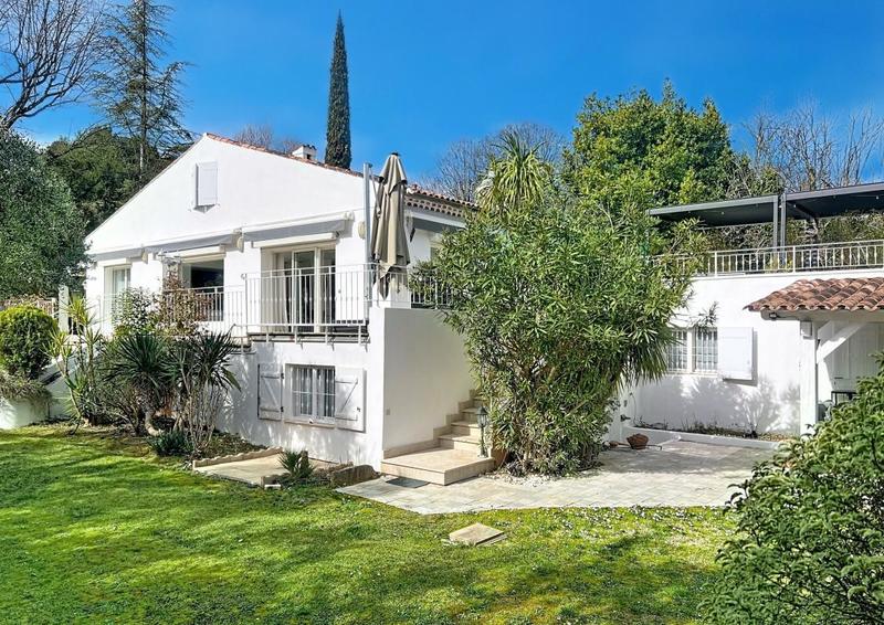 Maison - 224 m² - 8 pièces