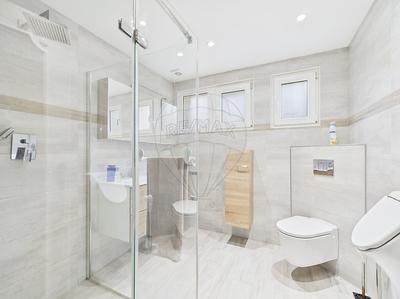 Maison - 230 m² - 8 pièces