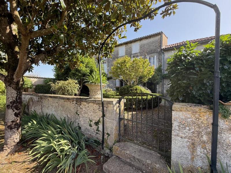 Maison - 204 m² - 9 pièces