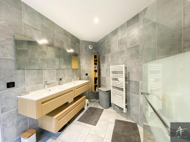 Villa - 320 m² - 8 pièces