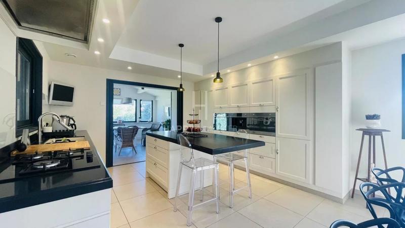 Maison - 205 m² - 7 pièces