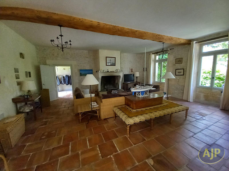 Maison - 407 m² - 9 pièces