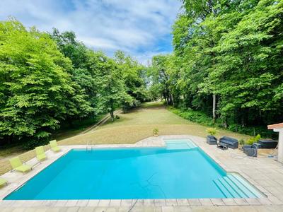 Maison - 242 m² - 8 pièces