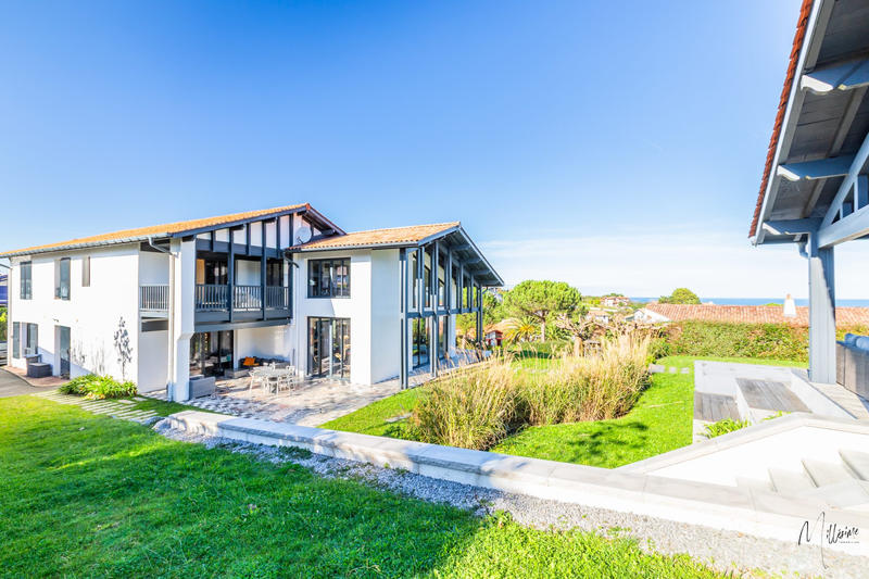 Maison - 425 m² - 12 pièces