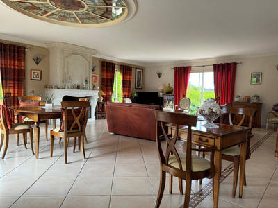 Maison - 270 m² - 9 pièces