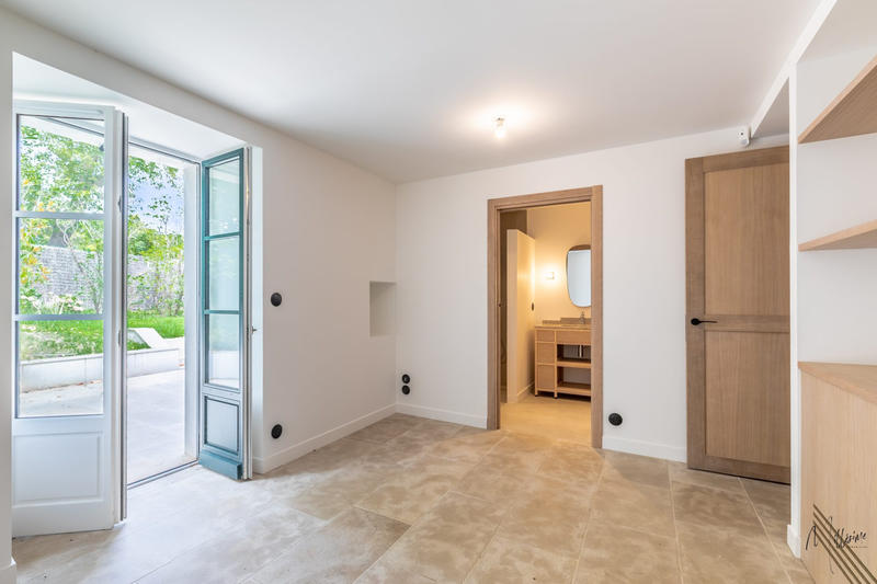 Maison - 240 m² - 8 pièces