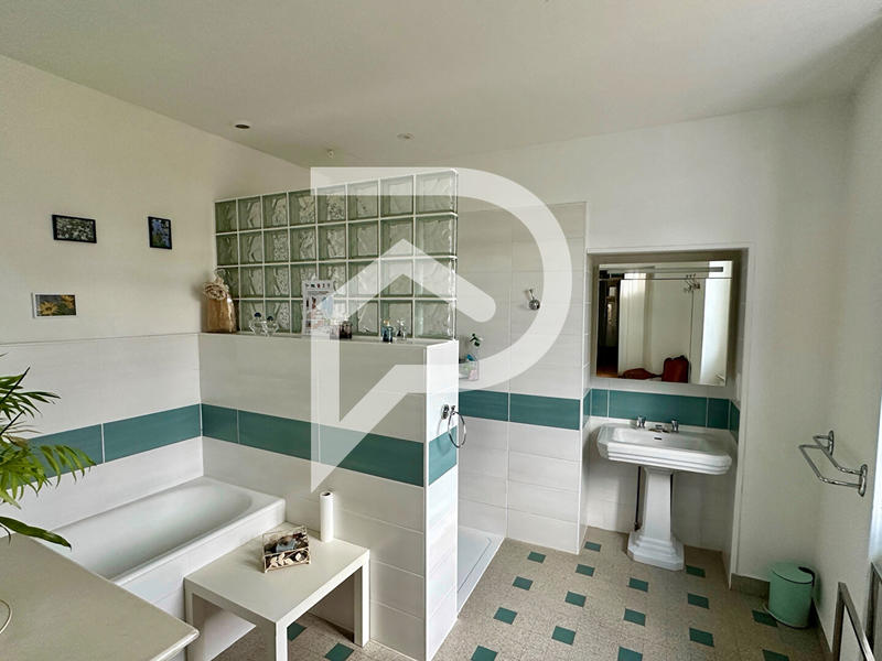 Maison - 210 m² - 7 pièces