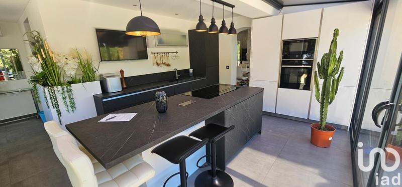 Maison - 242 m² - 8 pièces