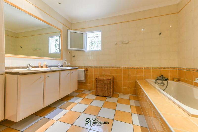 Villa - 244 m² - 10 pièces