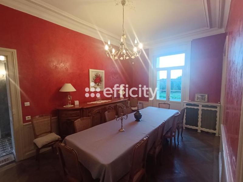 Maison - 954 m² - 40 pièces