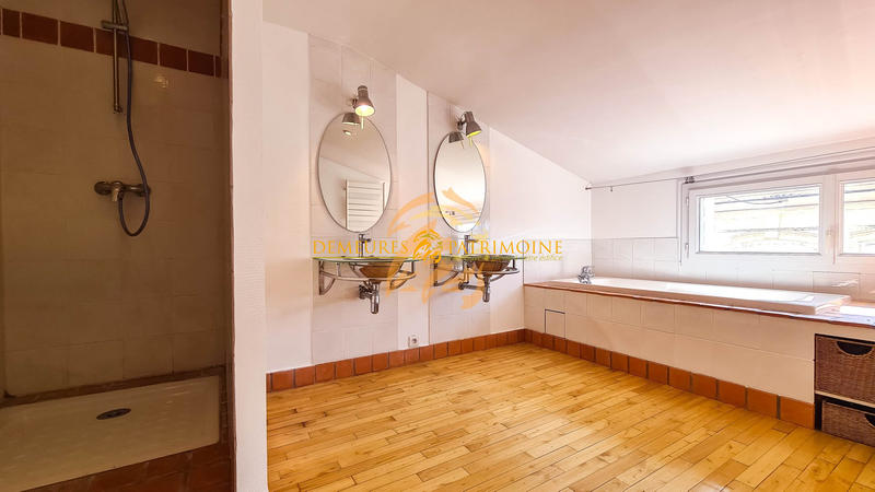 Maison - 213 m² - 8 pièces