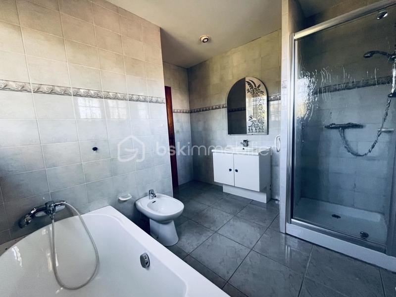 Maison - 216 m² - 8 pièces