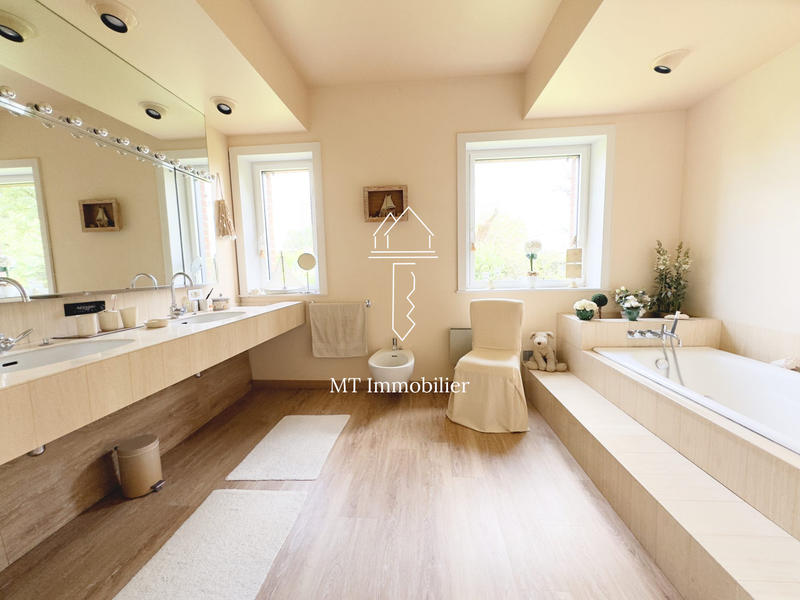 Maison - 241 m² - 7 pièces