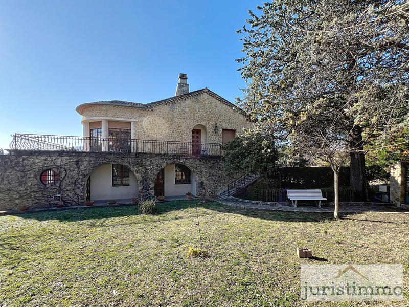 Maison - 220 m² - 9 pièces