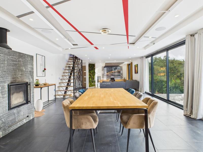 Maison - 203 m² - 6 pièces