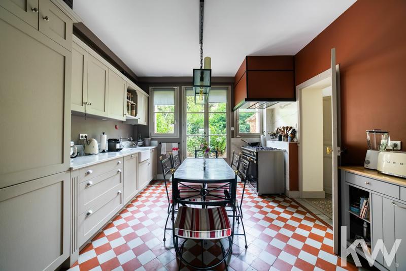 Maison - 220 m² - 8 pièces