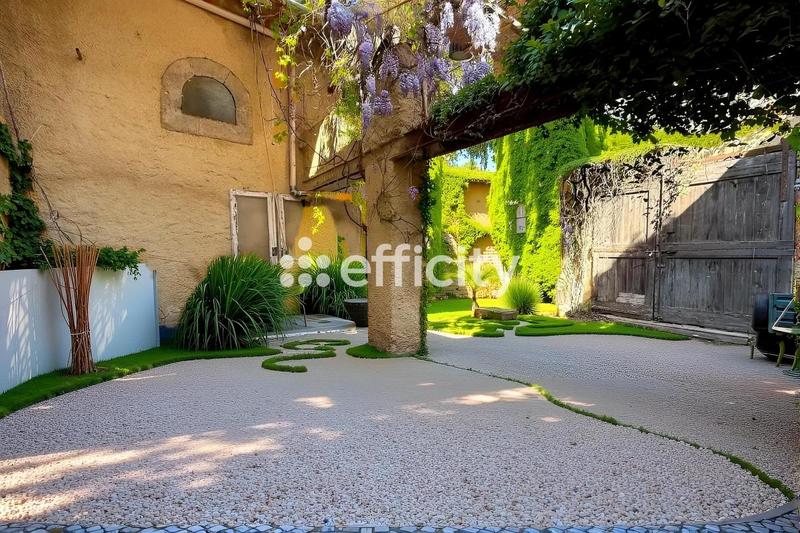 Maison - 218 m² - 6 pièces