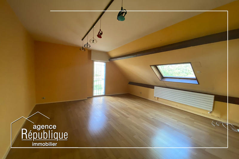 Maison - 275 m² - 9 pièces