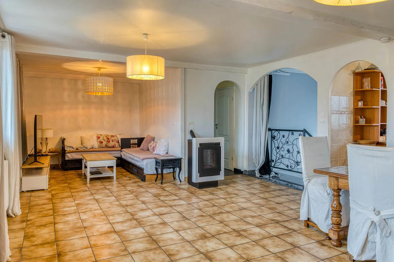 Maison - 182 m² - 9 pièces