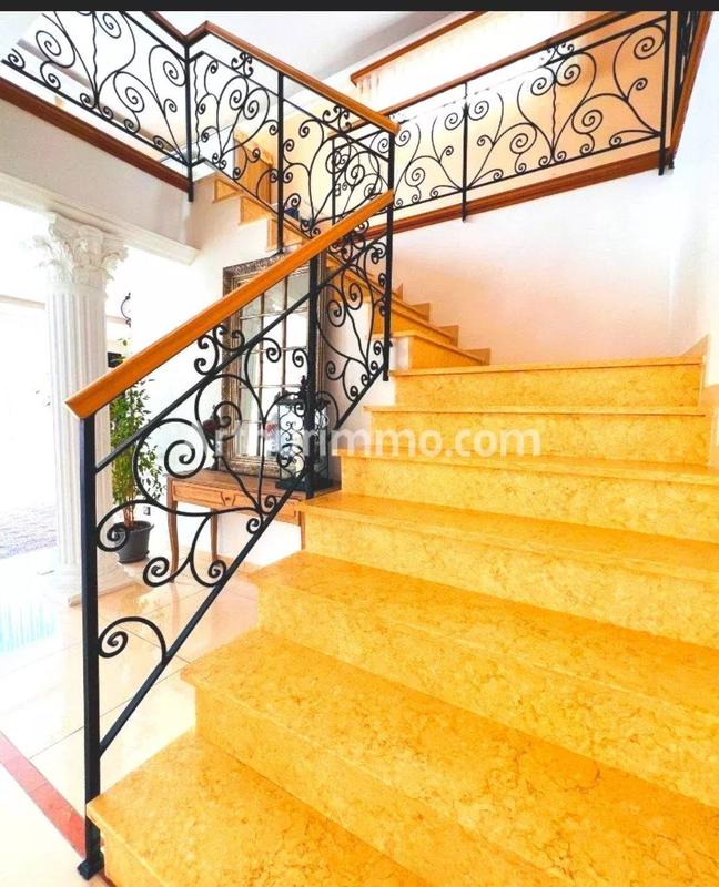 Maison - 280 m² - 6 pièces