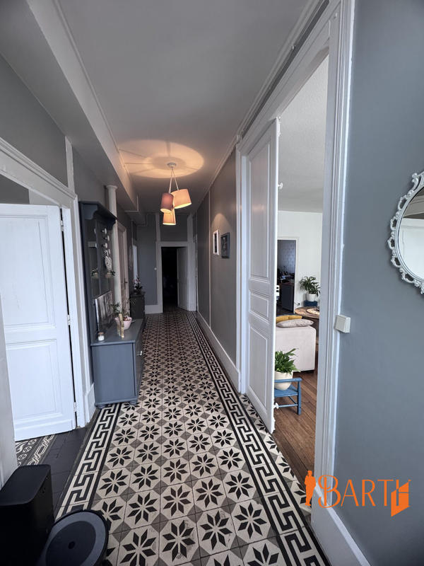 Maison ancienne - 317 m² - 7 pièces