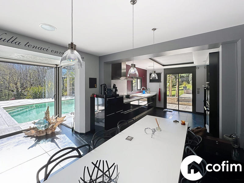 Maison contemporaine - 279 m² - 12 pièces