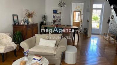 Maison - 205 m² - 8 pièces