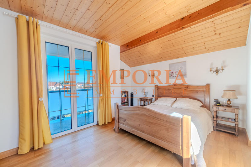 Maison - 250 m² - 9 pièces