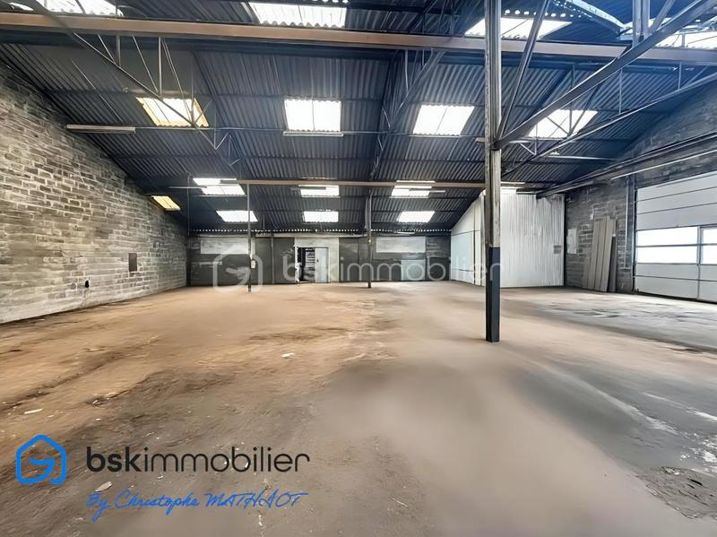 Entrepôt - 1 700 m² - 12 pièces