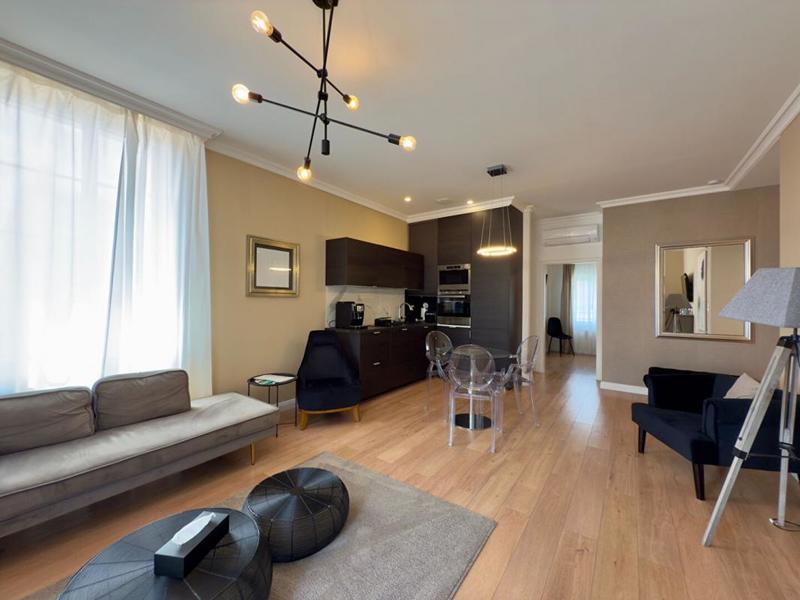 Maison - 400 m² - 12 pièces