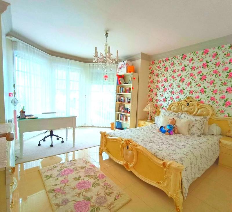 Maison - 280 m² - 6 pièces