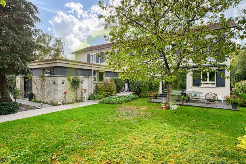 Maison - 233 m² - 9 pièces