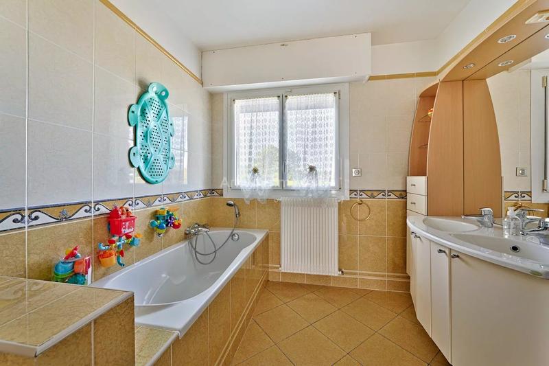 Maison - 260 m² - 8 pièces