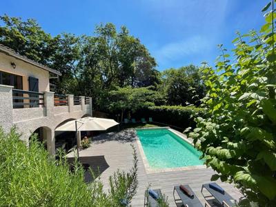 Maison - 327 m² - 8 pièces