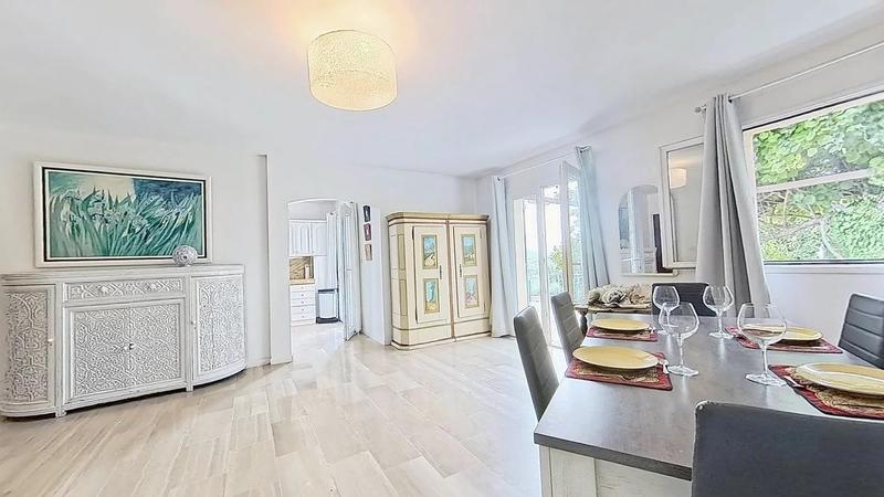 Appartement - 202 m² - 6 pièces