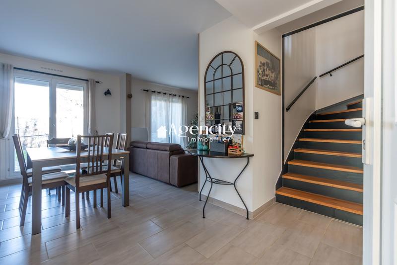 Maison - 99 m² - 5 pièces