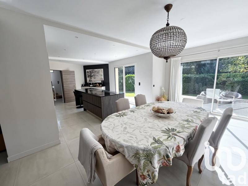 Maison - 240 m² - 10 pièces