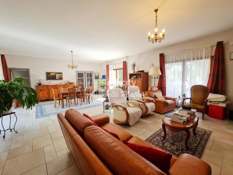 Maison - 280 m² - 8 pièces