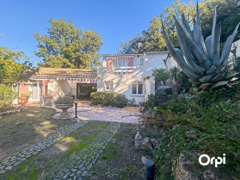 Maison - 280 m² - 9 pièces