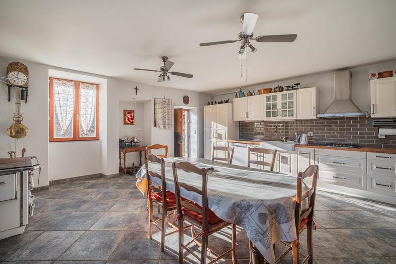 Maison en pierre - 234 m² - 6 pièces