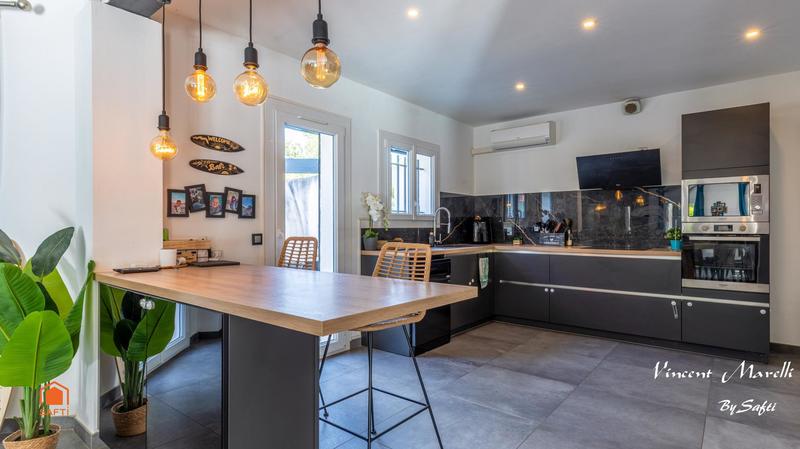 Maison - 248 m² - 10 pièces