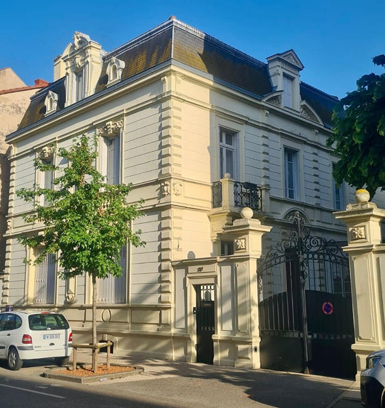 Maison - 377 m² - 10 pièces