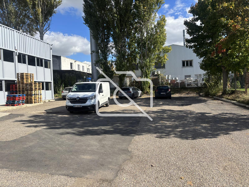 Entrepôt - 3 244 m²